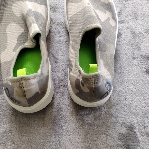 Oofos OOmg eeZee Low Womens Size 6 Shoes Slip On Green Camo Recovery Sneaker - Picture 4 of 6